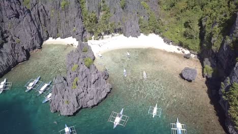 Toma-Aérea-De-Drones-De-4k-De-La-Playa-De-La-Laguna-Secreta-En-La-Isla-De-Miniloc,-Filipinas