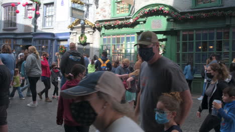 Tourists-wearing-masks-at-Universal-Orlando-theme-park