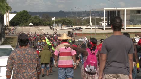 Stämme-Aus-Dem-Amazonas-Regenwald-Versammeln-Sich-In-Den-Straßen-Brasiliens,-Um-Zu-Protestieren