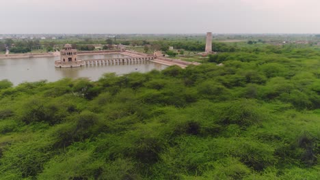 Toma-Aérea-De-Hiran-Minar,-Un-Monumento-De-Arenisca-Construido-Por-Un-Emperador-Punjabi-En-Pakistán