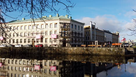 Central-Gothenburg-"Inom-vallgraven"-architecture-reflection-in-small-water-canal,-time-lapse-shot