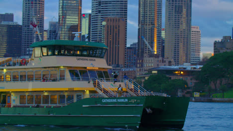 Catherine-Hamlin-Ferry-Am-Hafen-Von-Sydney-Mit-Hochhäusern-Im-Hintergrund-In-Sydney,-New-South-Wales,-Australien