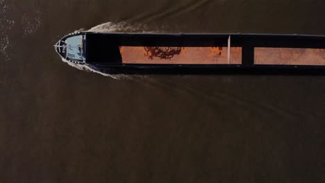 Draufsicht-Auf-Ein-Leeres-Frachtschiff,-Das-Auf-Dem-Fluss-Oude-Mass-In-Der-Stadt-Barendrecht-In-Den-Niederlanden-Fährt