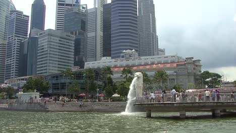 Der-Merlion-Park-Mit-Der-Skyline-Von-Singapur-Im-Hintergrund