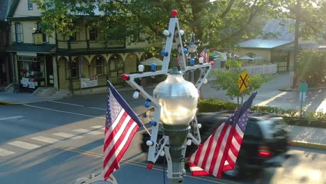 Straßenlaterne,-Geschmückt-Mit-Einem-Stern-Mit-Bunten-Glühbirnen-Und-Amerikanischen-Flaggen-Am-4.-Juli