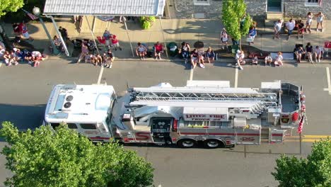 Die-Feuerwehr-Von-Lititz-Bringt-Ihr-Schnorchel-Feuerwehrauto-Zur-Parade-Zum-Unabhängigkeitstag-Am-4.-Juli-–-Luftaufnahme-Aus-Der-Vogelperspektive