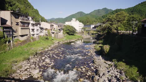 Sonnenuntergang-über-Dem-Fluss-Yoshida,-Der-Durch-Die-Stadt-Gujo-Hachiman-Fließt,-Ländliche-Landschaft