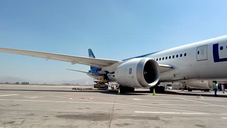 Arbeiten-Und-Vorbereiten-Eines-Fluges-Mit-Einer-Boeing-787-Am-Flughafen-Arturo-Merino-Benitez-SCL,-Santiago,-Chile