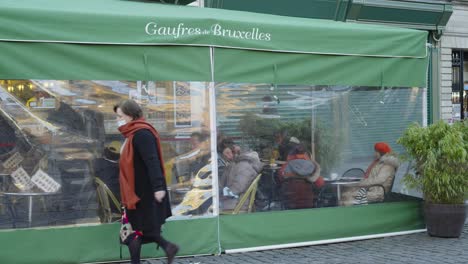 Das-Belgische-Waffelrestaurant-Wird-Nach-Pandemischen-Einschränkungen-Im-Zuge-Des-Ausbruchs-Der-Coronavirus-Krankheit-In-Brüssel,-Belgien,-Wiedereröffnet