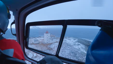 Landung-Auf-Einer-Insel-Neben-Einem-Leuchtturm-Auf-Einer-Abgelegenen-Insel-Draußen-Im-Norwegischen-Meer,-Lofoten-Norwegen,-Handheld