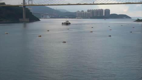 Lastkahn-Fährt-Unter-Einer-Brücke-In-Asien-Hongkong