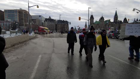 Kanadische-Menschen-Protestieren-Auf-Der-Ottawa-Street-Vor-Dem-Parlament,-Freiheitskonvoi-2022