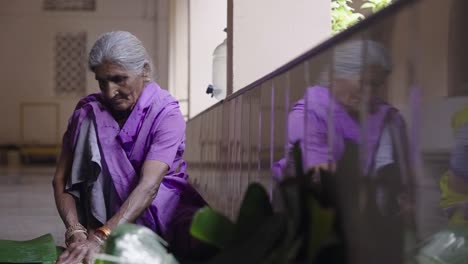 Alte-Indische-Frau-Bei-Der-Arbeit,-Die-Frische-Bananenblätter-In-Indien-Reinigt,-Nahaufnahme
