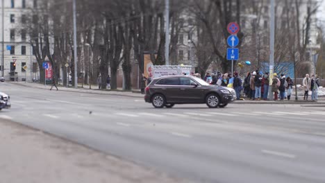 La-Gente-Protesta-Contra-El-Ataque-Ruso-A-Ucrania-Cerca-De-La-Embajada-De-Rusia-En-Letonia