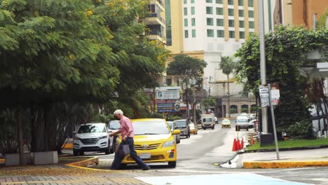 Grafikvideo-Eines-Gelben-Toyota-Taxis,-Das-Einer-älteren-Panamaischen-Person-Platz-Macht