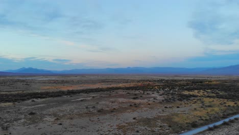 Aschewiesen-Morgenpanorama-Zur-Blauen-Stunde-In-Der-Hochwüste-Von-Nevada