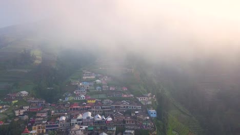 „Fliege-Durch-Die-Wolken-Nepal-Van-Java“-Liegt-Am-Fuße-Des-Berges,-Der-Sich-über-2000-Meter-über-Dem-Meeresspiegel-Erhebt