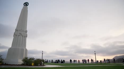 Viele-Leute-Besuchen-Das-Griffith-Observatorium-In-Los-Angeles,-Kalifornien