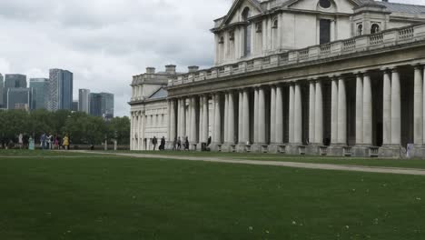 Dolly-Shot-Tirando-Hacia-Afuera-Para-Revelar-La-Impresionante-Arquitectura-Del-Antiguo-Royal-Naval-College-En-Greenwich,-Londres,-Inglaterra,-Reino-Unido.