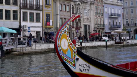 Traditional-moliceiro-boat-on-the-central-canal-of-Ria-de-Aveiro-,-Averio,-Portugal