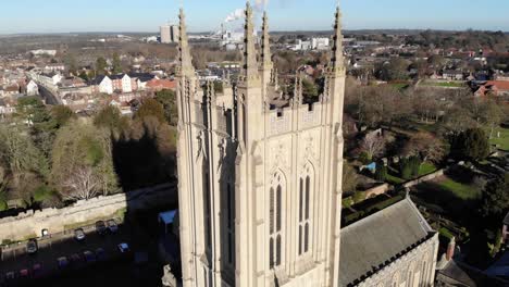 Drone-going-down-footage-of-St-Edmundsbury-Cathedral-in-Bury-St-Edmunds,-UK