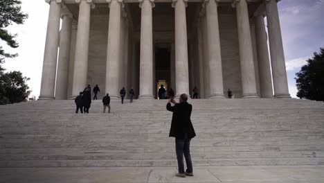 Caminando-Hacia-El-Memorial-De-Jefferson,-Turista-Toma-Fotos-Con-Un-Teléfono-Inteligente,-Punto-De-Referencia-De-Washington