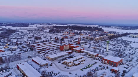 Hermoso-Panorama-Aéreo-De-Una-Típica-Ciudad-Letona-En-Invierno-Con-Nieve