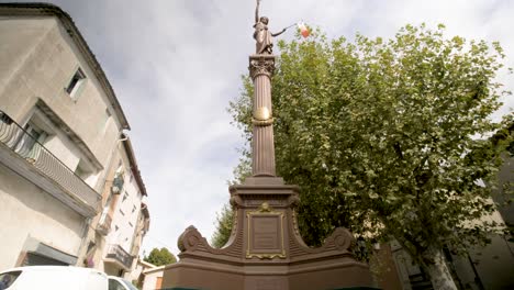 Statue-Zum-Ruhm-Der-Französischen-Revolution-Mit-Einer-Landesflagge,-Dolly-In-Nach-Oben-Geneigter-Aufnahme
