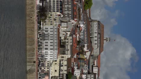 Vertikales-Video---Stadtansicht-Der-Stadt-Coimbra-Und-Des-Flusses-Mondego