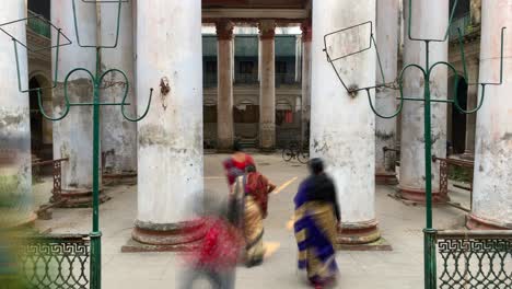 Lapso-De-Tiempo-De-Goswami-Rajbari-De-Sreerampur,-Una-Casa-Famosa-E-Histórica-De-Bengala-Occidental-Con-Gente-Caminando-En-El-Lugar-Turístico