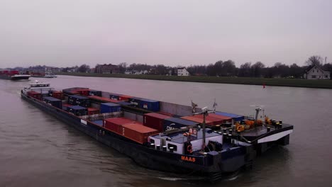 Luftaufnahme-Eines-Maas-Frachtschiffs-Gepaart-Mit-Einem-Anderen-Containertransportschiff-Auf-Dem-Fluss-Noord