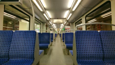 Die-Kamera-Zeigt-Leere-Sitze-In-Einem-Hamburger-S-Bahn-Zug,-Der-In-Einer-U-Bahn-Station-Ankommt