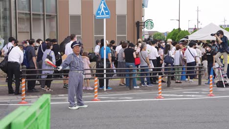 Policía-Japonés-En-El-Sitio-Conmemorativo-De-Shinzo-Abe,-Ex-Primer-Ministro