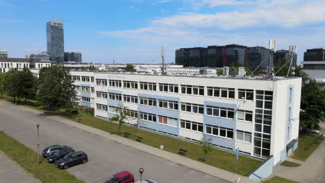 Vista-Aérea-Que-Muestra-El-Edificio-De-La-Universidad-De-Gdansk-Para-Filología-E-Historia-Durante-El-Día-Soleado,-Polonia