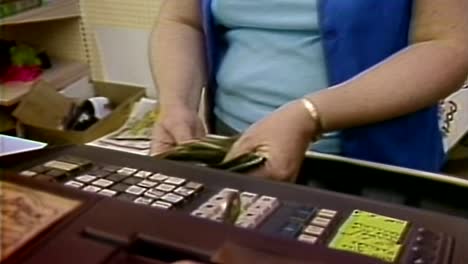 1982-Mujer-Contando-Dinero-En-La-Caja-Registradora