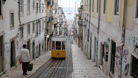 Berühmte-Bica-Standseilbahn-In-Lissabon,-Elevador-Da-Bica-Auf-Dem-Weg-Bergab