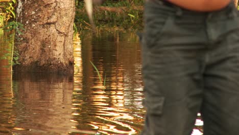 Pescador-Indígena-Caminando-A-Casa-Con-Su-Pesca-Del-Día-En-El-Río-Amazonas
