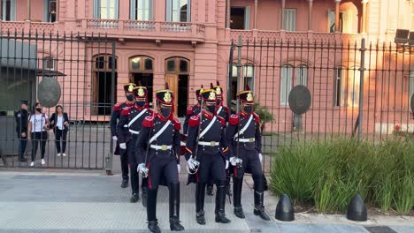 Soldados-De-La-Guardia-De-Honor-Marchando-Con-Una-Caja-En-La-Que-Retirar-La-Bandera-Nacional