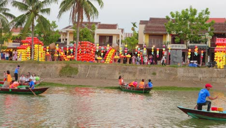 Kinovideo-Von-Menschen-Auf-Booten-Auf-Dem-Wunderschönen-See-In-Hoi-An,-Vietnam