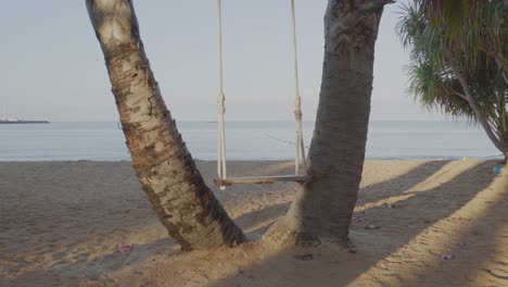 Eine-Leere-Schaukel-Mit-Blick-Auf-Einen-Strand-Mit-Spektakulärem-Meerblick-An-Einem-Wunderschönen-Morgen-In-Pattaya,-Chon-Buri,-Thailand