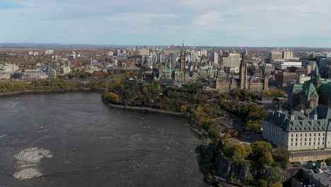 Parliament-Hill-Im-Herbst-In-Ottawa,-Kanada