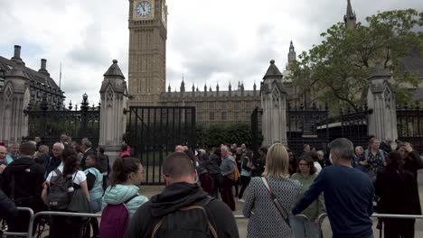 Flow-Of-People-Exiting-Parliament-Gates-After-Seeing-Queen-Elizabeth-Lying-In-State-In-Westminster-Hall