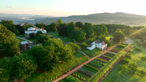 Thomas-Jefferson-Monticello-Präsidentenhaus-Und-Blick-Auf-Den-Garten-Im-Sommersonnenaufgang