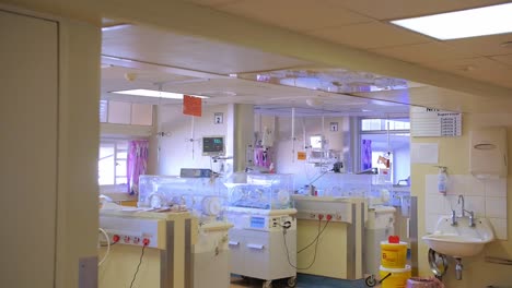 Geburtshilfe--Und-Gynäkologiestation-Im-Afrikanischen-Krankenhaus-Mit-Inkubatoren-Und-Ausrüstung