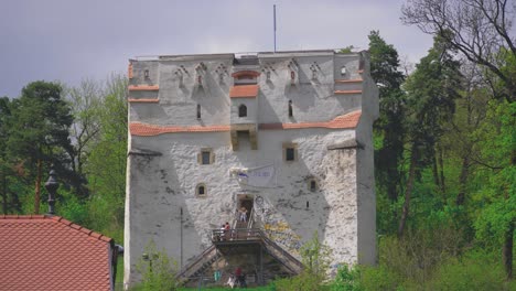 Ein-Weißer-Mittelalterlicher-Verteidigungsturm-Auf-Einem-Hügel