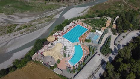 Pool-BZ-Drohne-In-Tirane,-Albanien