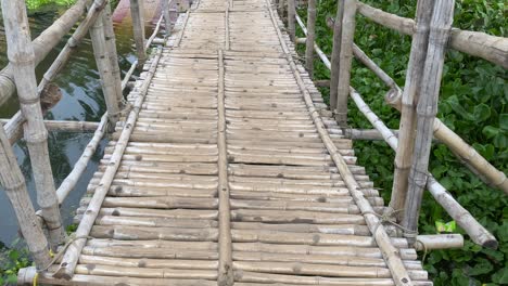 En-Nabadwip,-Kolkata,-Se-Construye-Un-Puente-De-Bambú-Para-Permitir-Que-La-Gente-Cruce-El-Río-Poco-Profundo