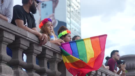 Personas-Que-Apoyan-La-Marcha-Mexicana-Por-La-Igualdad-De-Derechos-Desfile-De-Lesbianas-Homosexuales-Ondeando-La-Bandera-Del-Arco-Iris