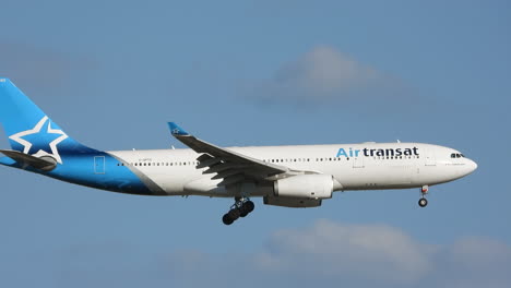 Air-Transat-Airbus-A330-Verkehrsflugzeug,-Im-Flug,-Außen-Mit-Fahrwerk