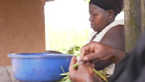 Zwei-Einheimische-Afrikanische-Frauen-Schälen-Und-Kochen-Bohnen